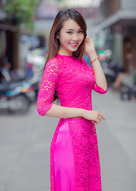 Áo dài bưng quả